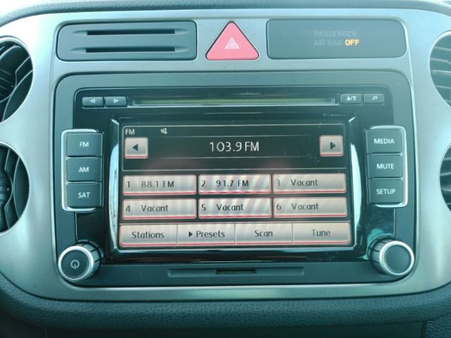 Used 2011 Volkswagen Tiguan SE image 8