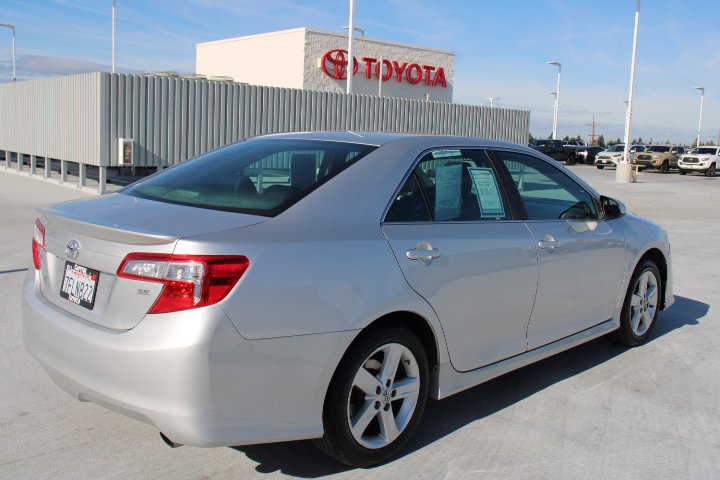 Used 2014 Toyota Camry SE image 3