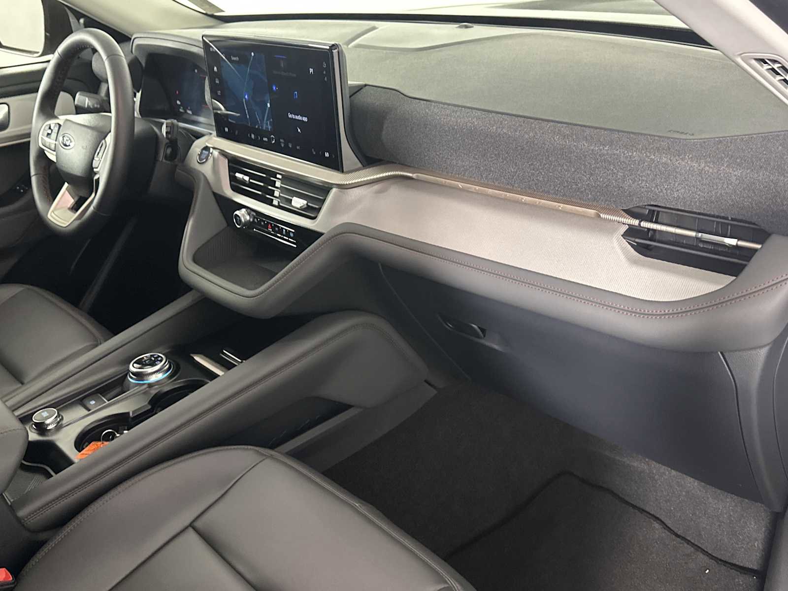 Used 2025 Ford Explorer Active w/ Active Comfort Package RWD image 17