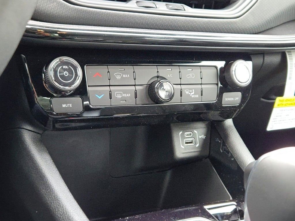 New 2026 Jeep Compass Latitude image 25