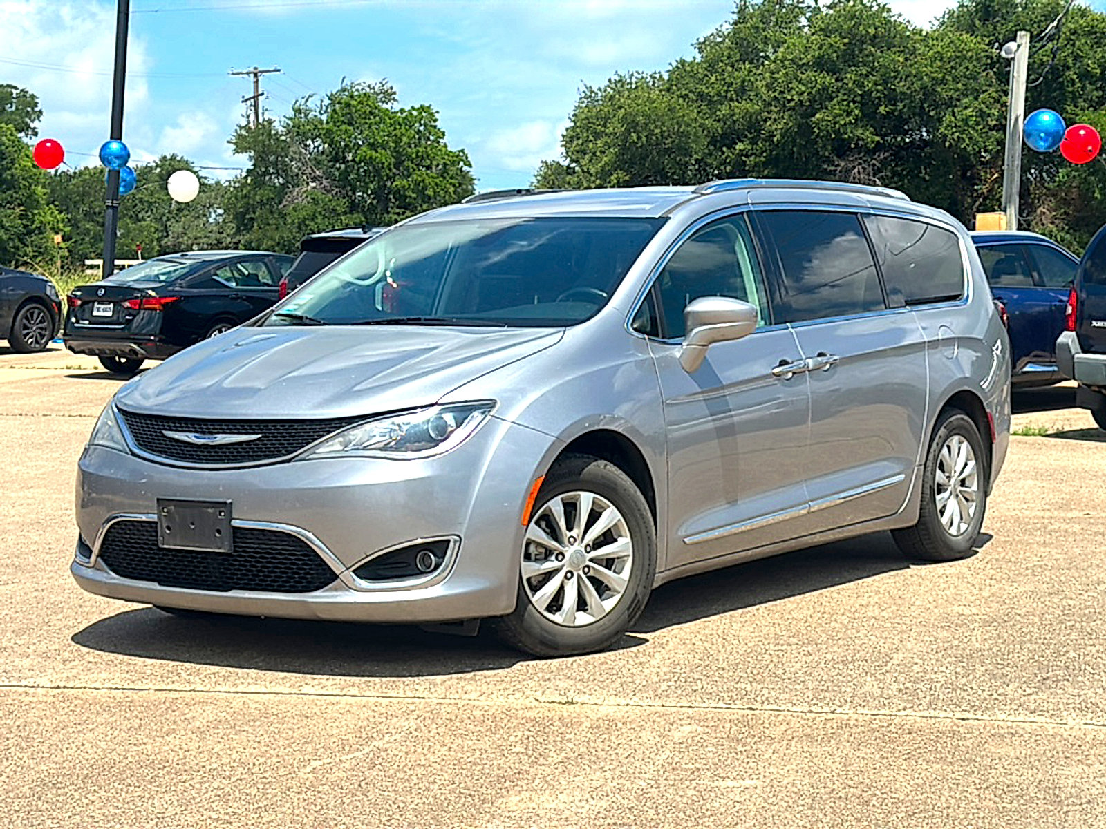 Used 2019 Chrysler Pacifica Touring-L FWD image 2