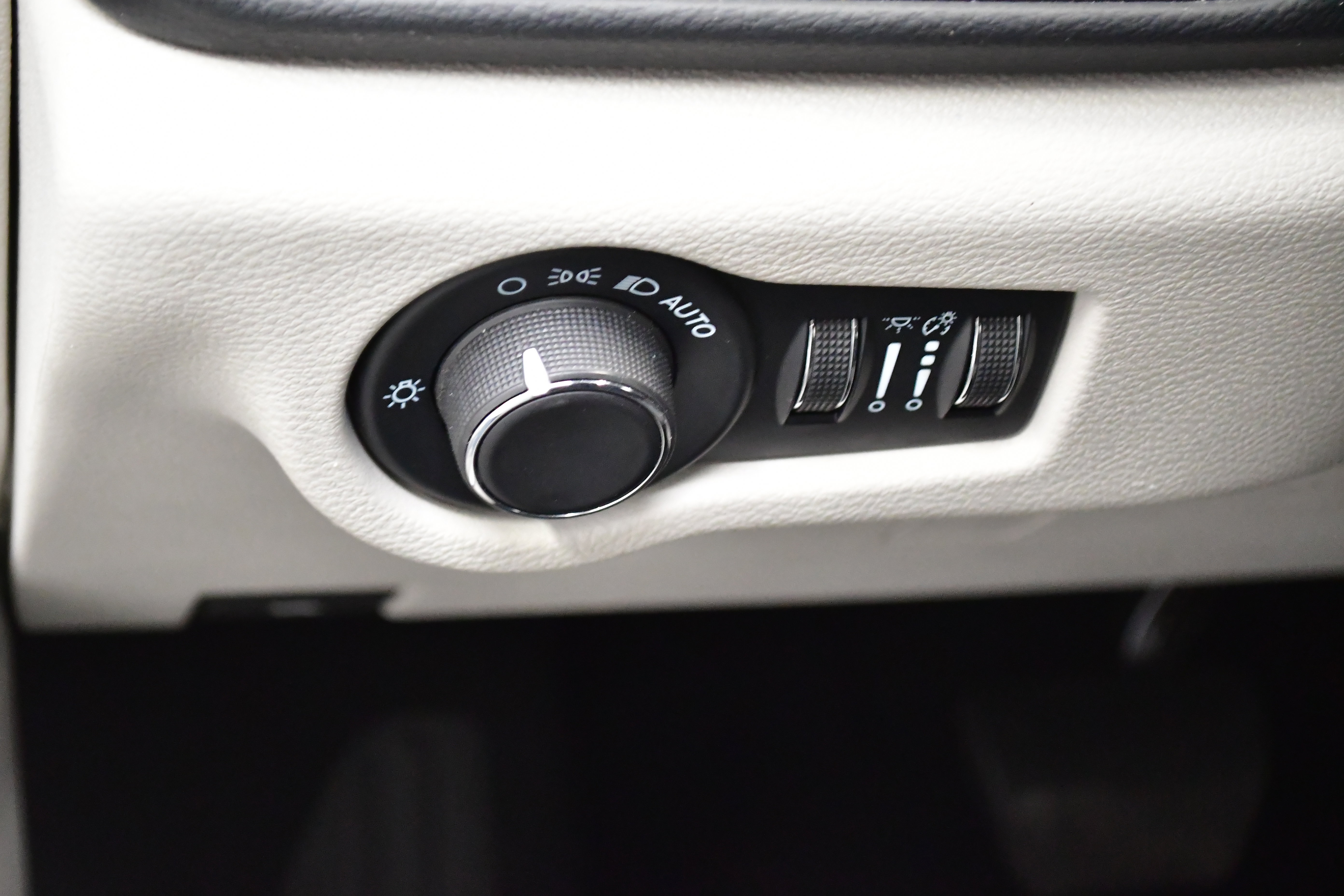 Used 2023 Chrysler Voyager LX FWD image 19
