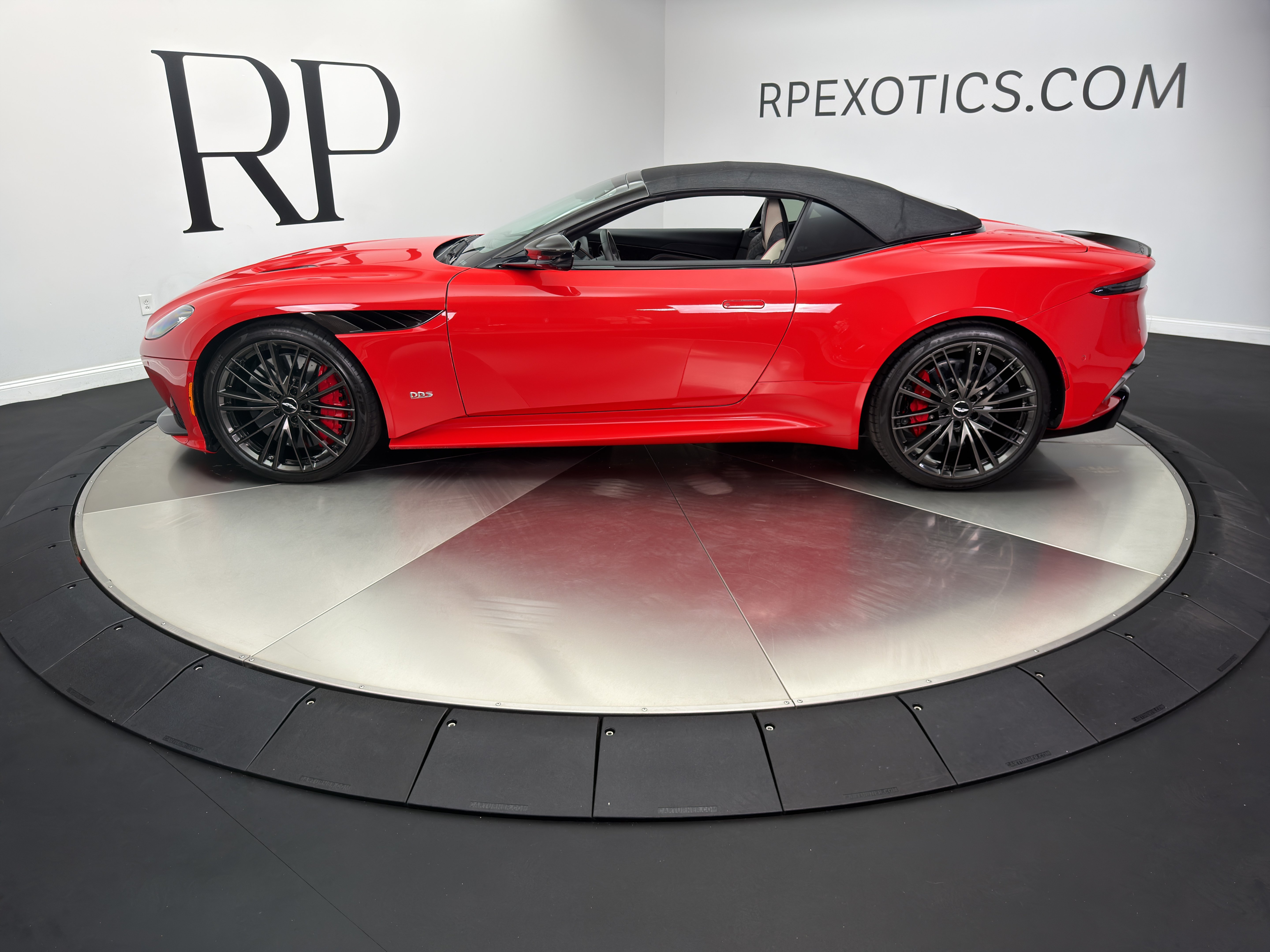 Used 2023 Aston Martin DBS Superleggera Volante RWD image 11