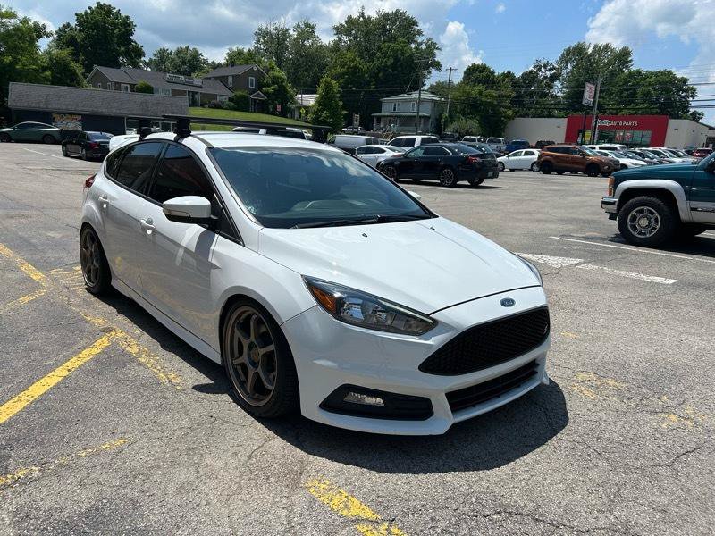 Used 2017 Ford Focus ST FWD image 3