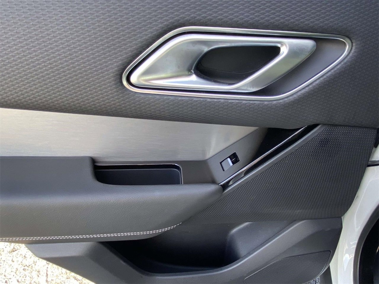 Used 2021 Land Rover Range Rover Velar R-Dynamic S image 14