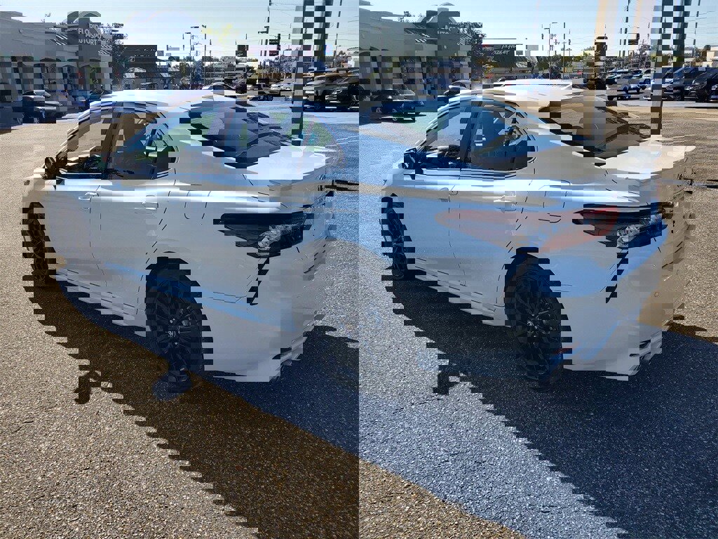 Used 2022 Toyota Camry XSE image 3
