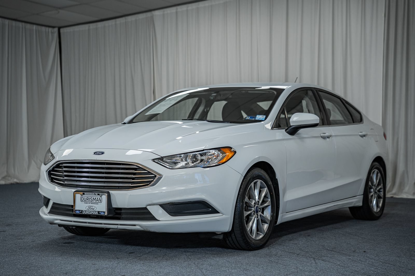 Used 2017 Ford Fusion SE FWD image 3