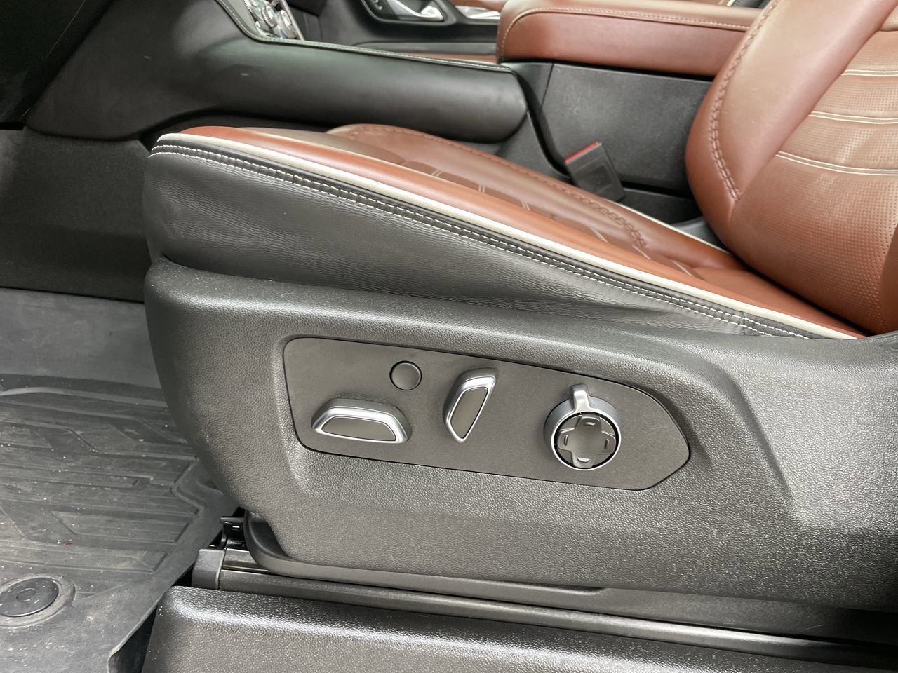 Used 2023 GMC Yukon Denali Ultimate w/ LPO, Floor Liner Package image 22