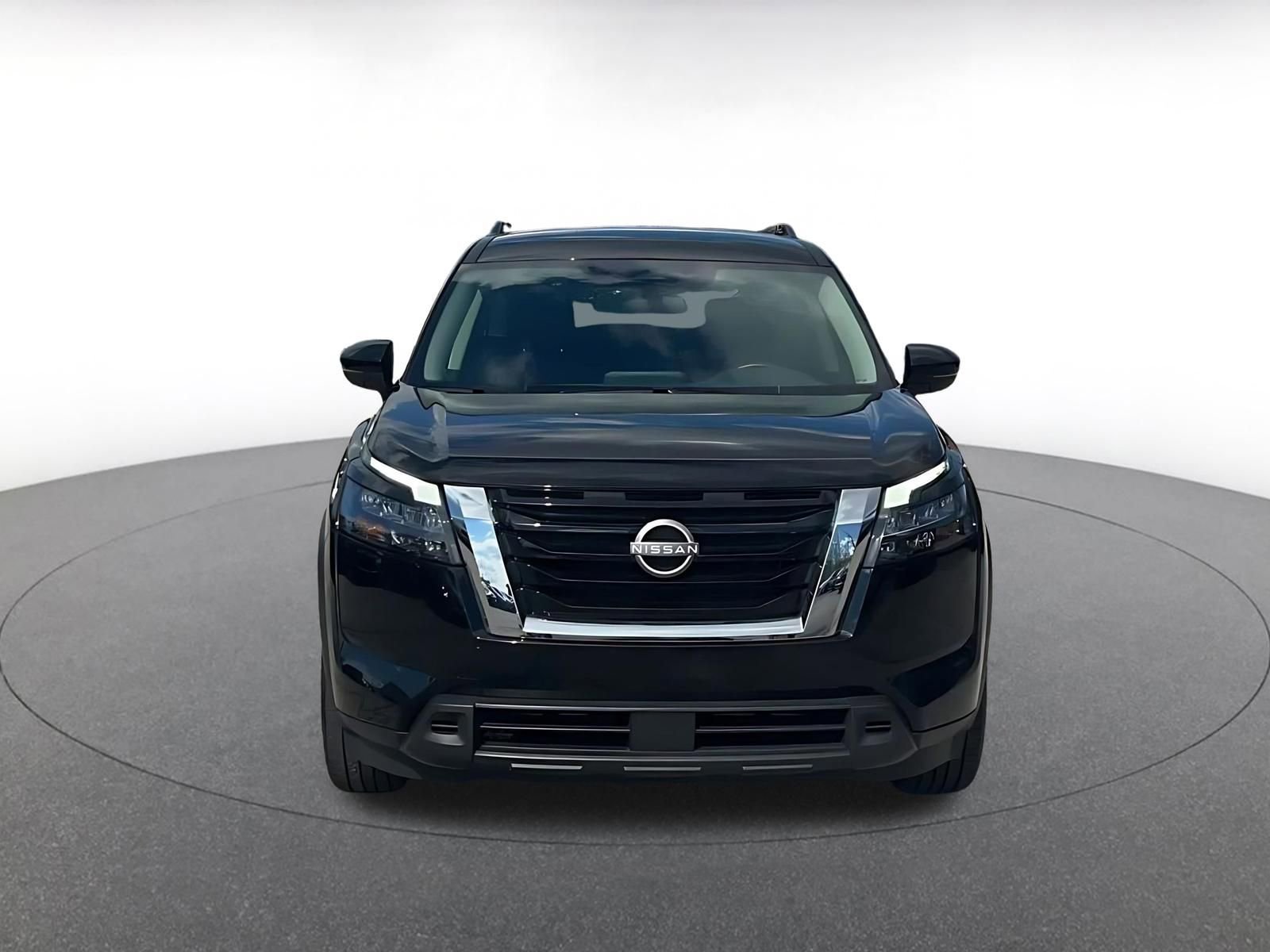 Used 2025 Nissan Pathfinder SV image 4