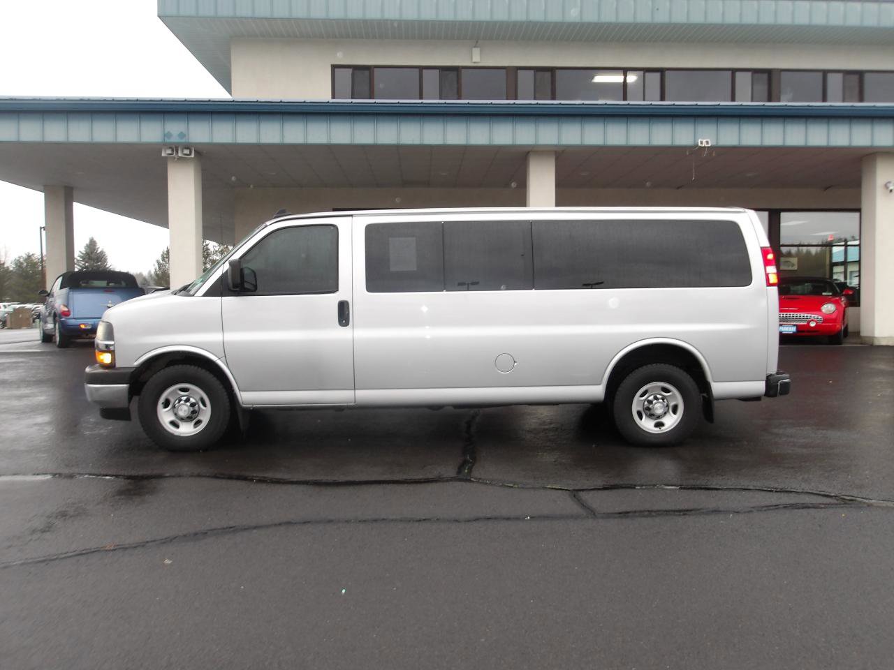 Used 2018 Chevrolet Express 3500 LT w/ LT Preferred Equipment Group RWD image 2