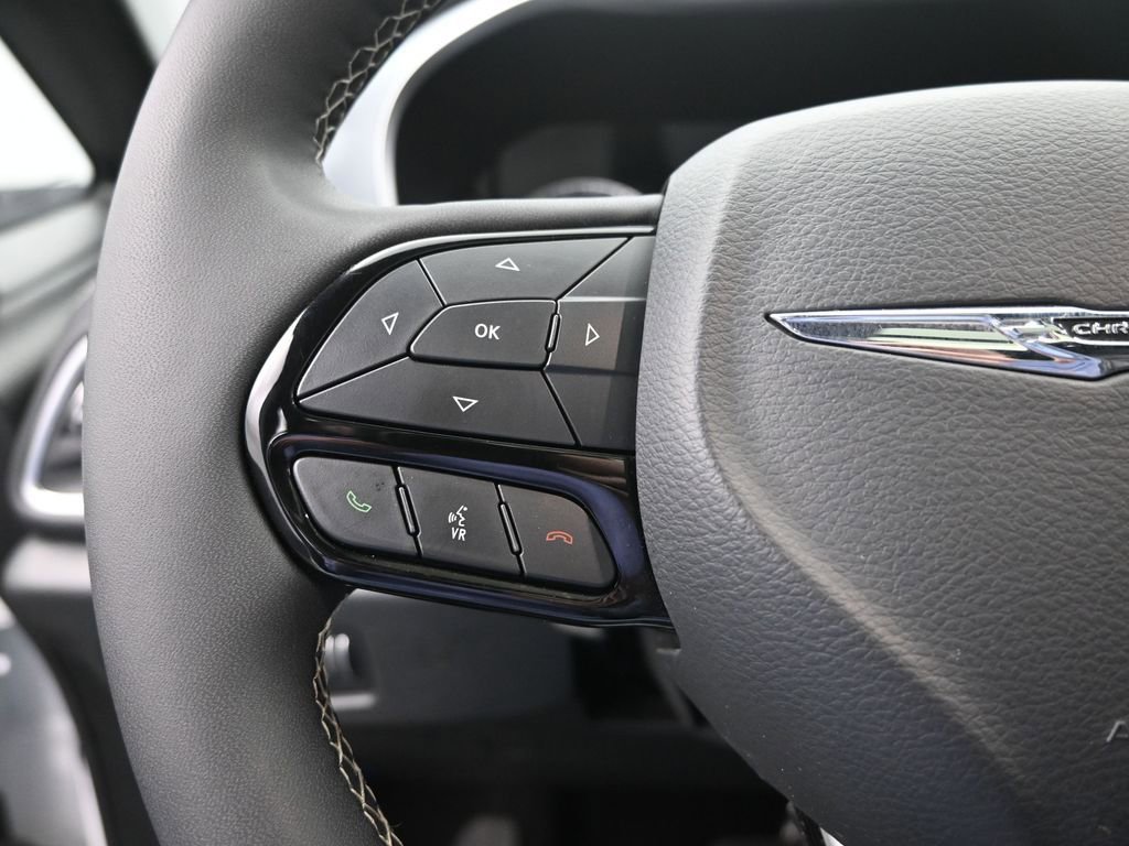 Used 2025 Chrysler Pacifica Limited image 29