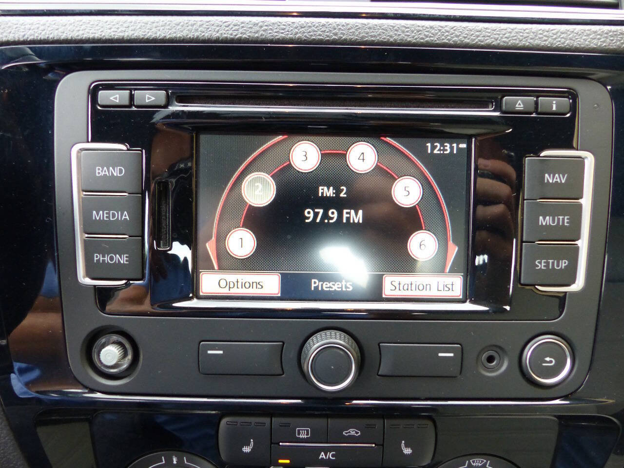 Used 2015 Volkswagen Jetta Sport FWD image 30