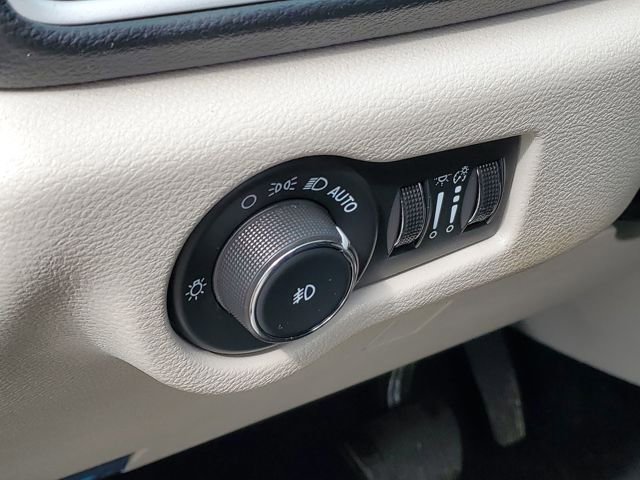 Used 2024 Chrysler Pacifica Touring-L image 10