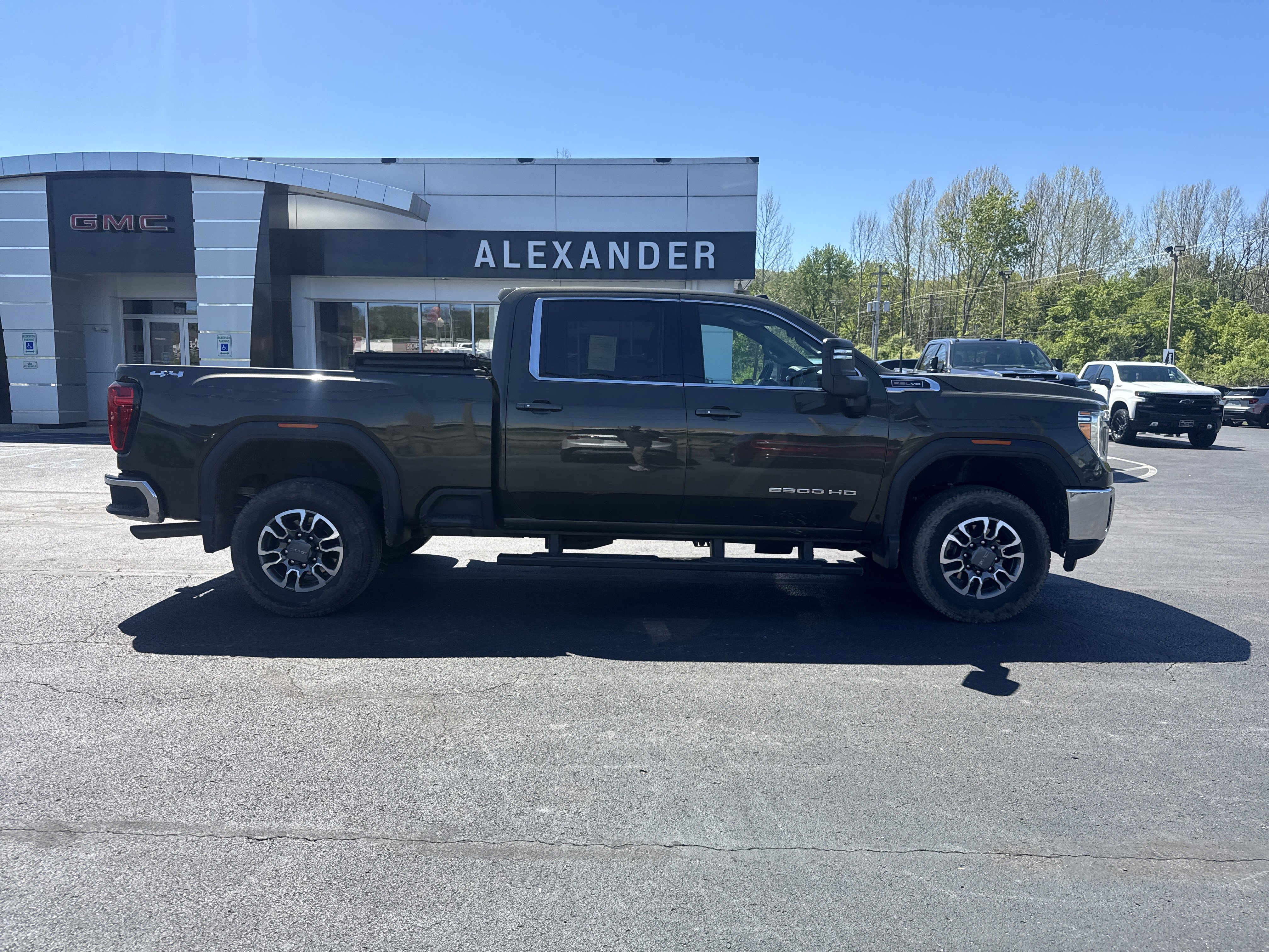 Used 2022 GMC Sierra 2500 SLE w/ SLE Value Package; AWD/4WD image 2
