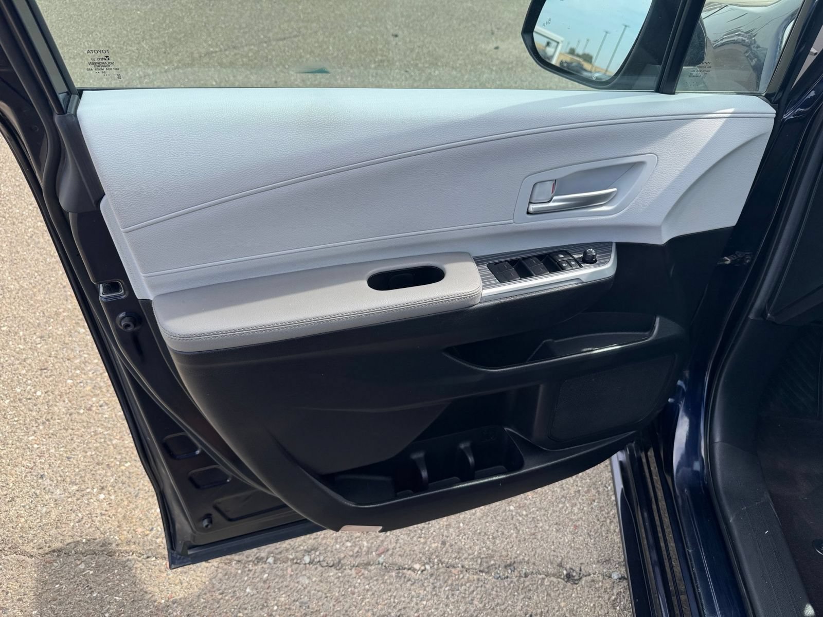 Used 2025 Toyota Sienna XLE FWD image 18