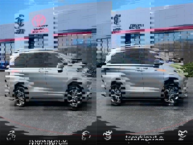 Used 2023 Toyota Sienna Platinum image 6