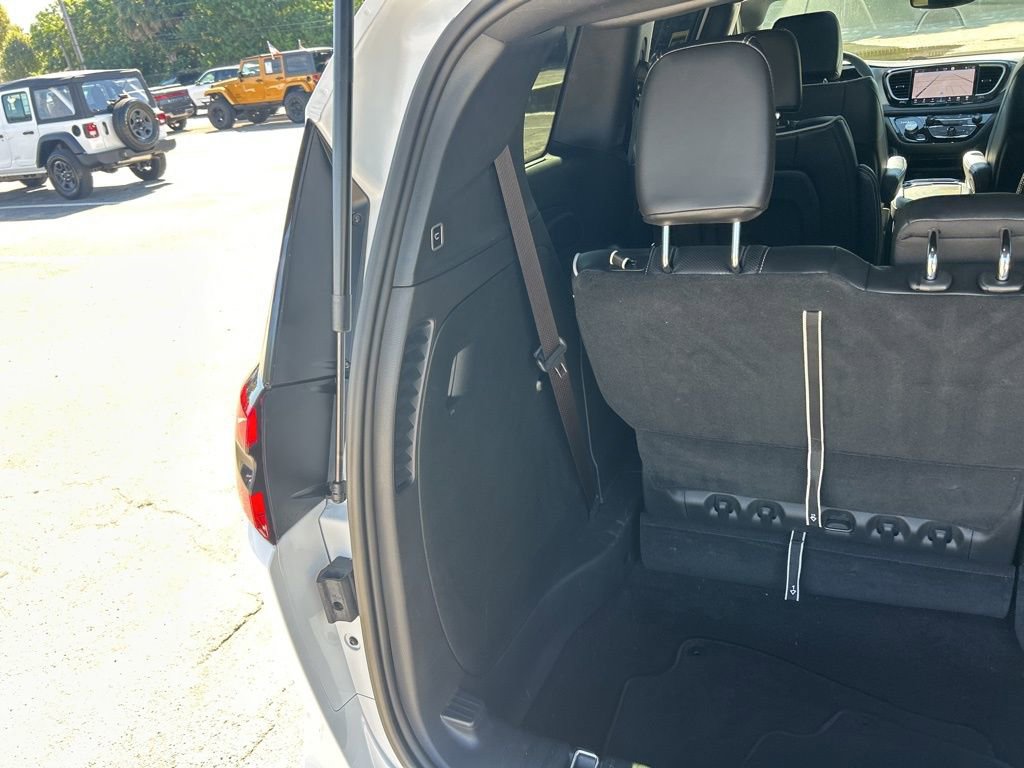 Used 2024 Chrysler Pacifica Limited w/ S Appearance Package image 30