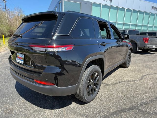 Used 2025 Jeep Grand Cherokee Altitude AWD/4WD image 3