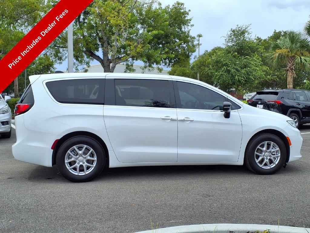 Used 2026 Chrysler Pacifica Select FWD image 10