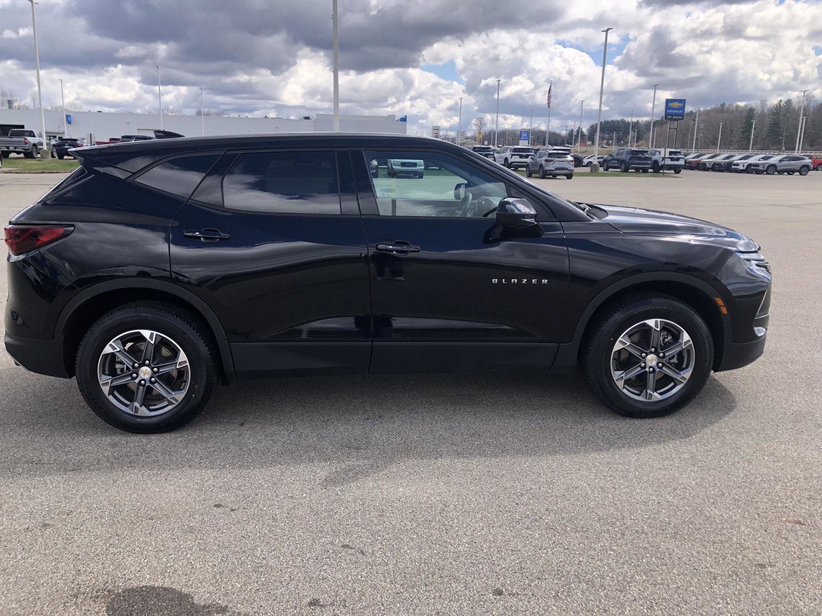Used 2025 Chevrolet Blazer LT AWD/4WD image 9