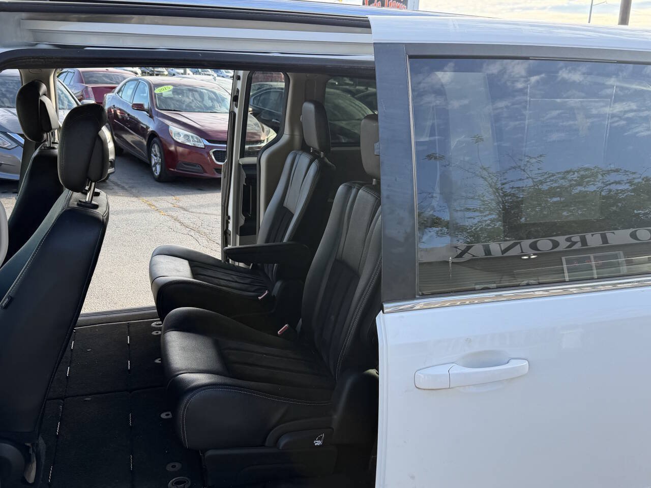 Used 2017 Dodge Grand Caravan SXT w/ Rear Park Assist Package FWD image 18