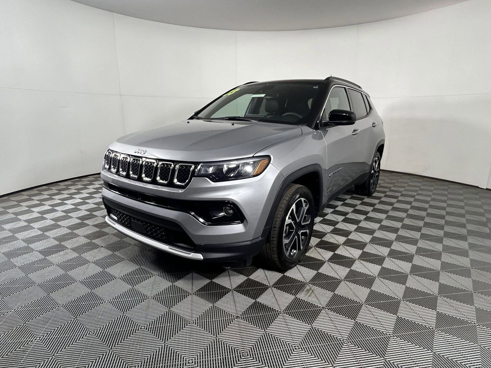 Used 2023 Jeep Compass Limited w/ Sun and Sound Group AWD/4WD image 3
