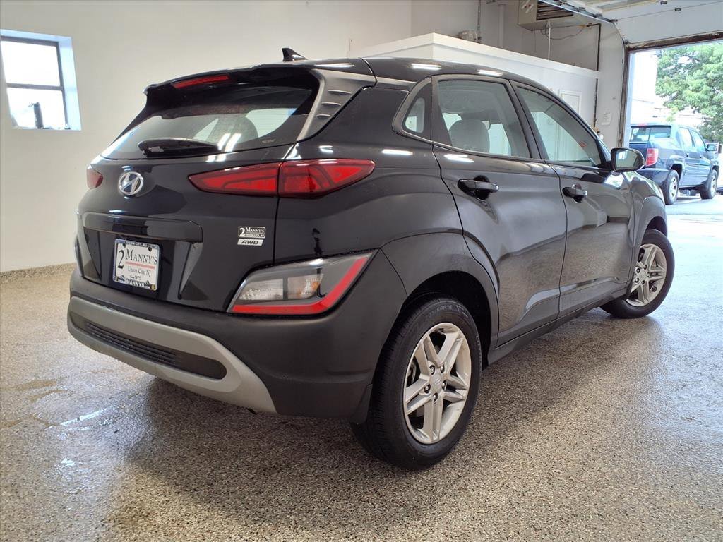 Used 2023 Hyundai Kona SE image 4