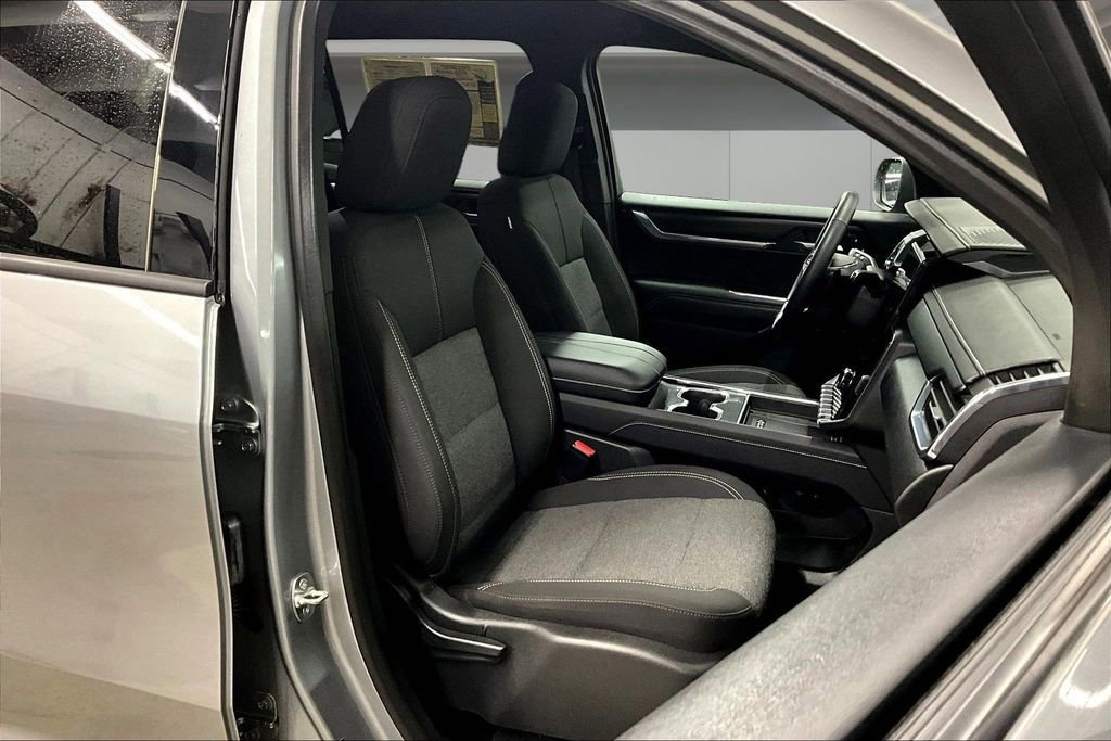 Used 2025 GMC Acadia Elevation image 29