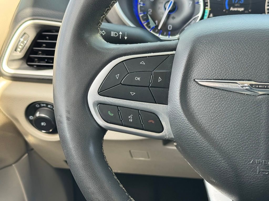 Used 2022 Chrysler Pacifica Touring-L FWD image 16