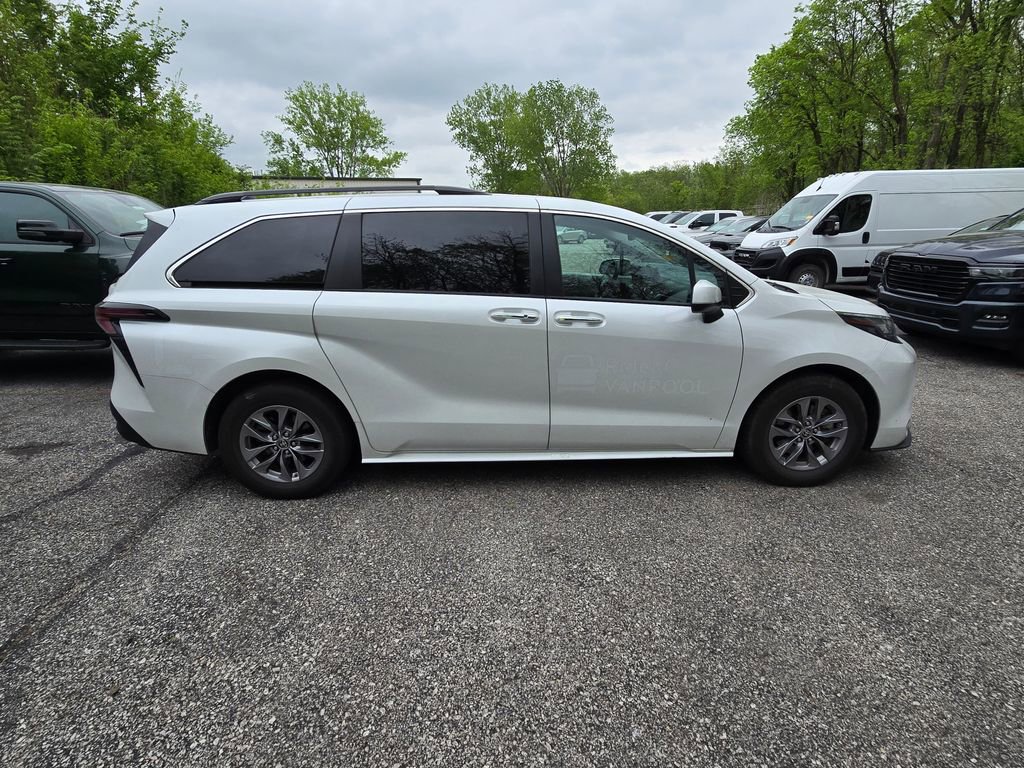 Used 2023 Toyota Sienna XLE FWD image 9