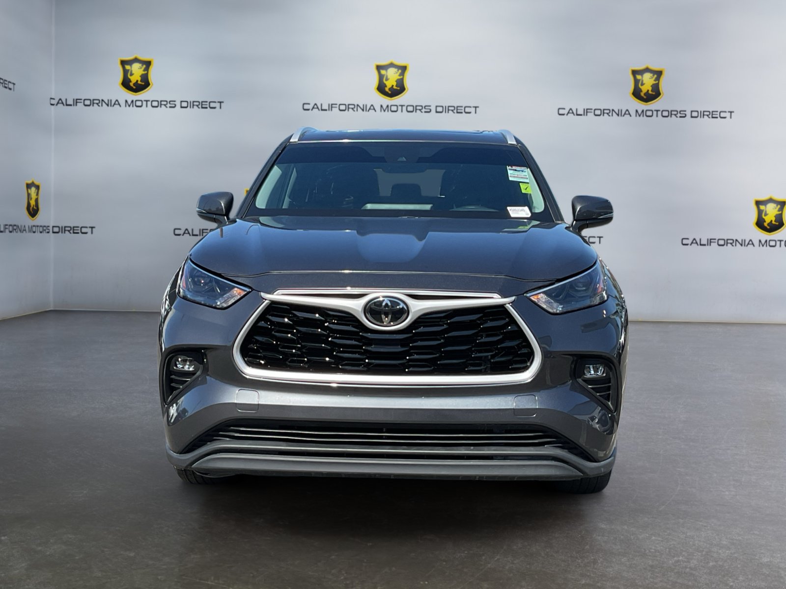 Used 2024 Toyota Highlander XLE FWD image 2