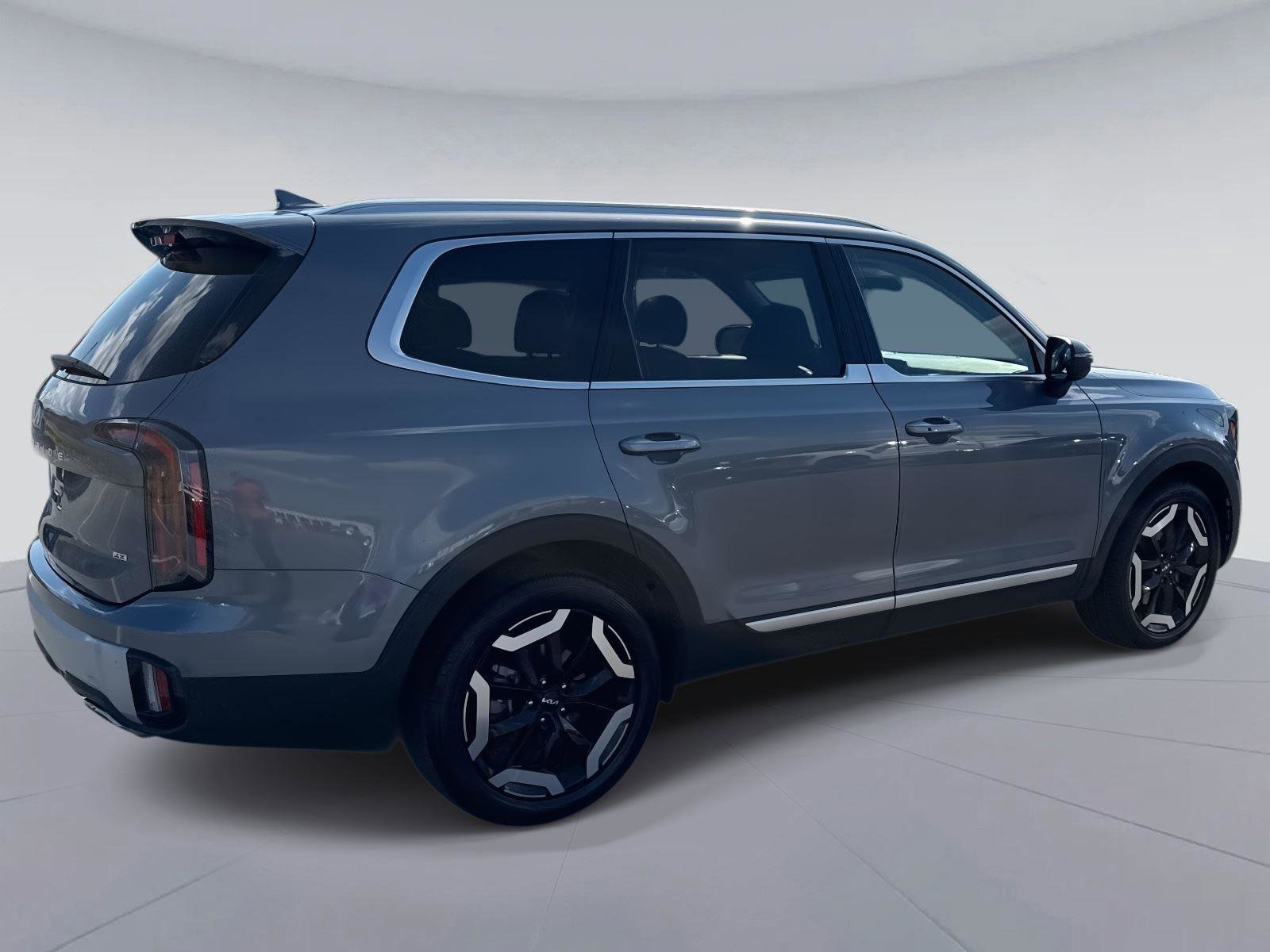 Used 2024 Kia Telluride EX w/ EX Captain's Chair Package image 3