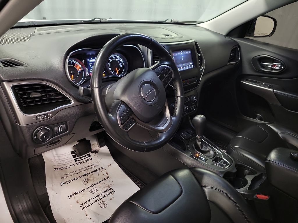 Used 2020 Jeep Cherokee Latitude Plus w/ Cold Weather Group FWD image 17