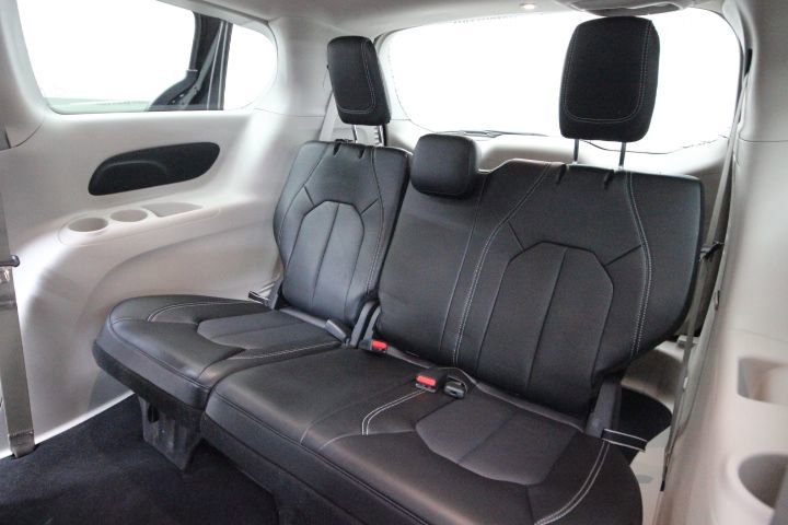 Used 2023 Chrysler Pacifica Touring-L image 26