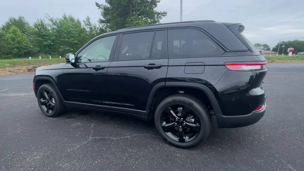 Used 2023 Jeep Grand Cherokee Limited w/ Black Appearance Package RWD image 6