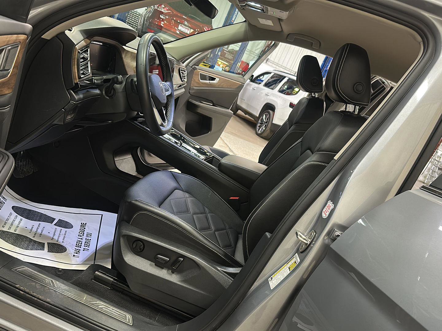 Used 2025 Volkswagen Atlas SE image 15