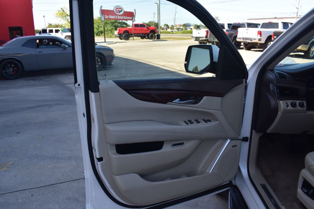 Used 2016 Cadillac Escalade Luxury AWD/4WD image 8