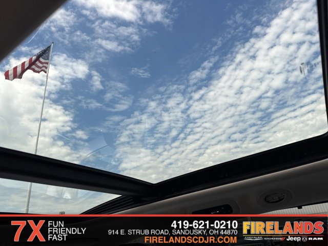 Used 2023 Chrysler Pacifica Limited w/ Uconnect Theater Family Group image 5