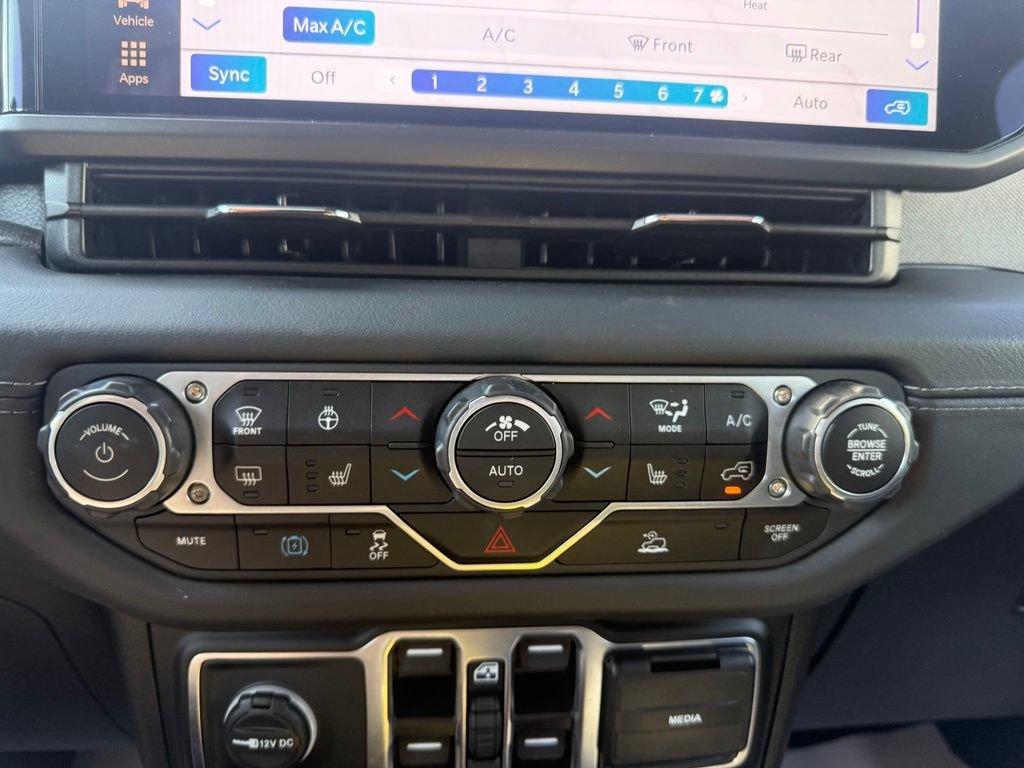 Used 2025 Jeep Wrangler Unlimited Sahara AWD/4WD image 26