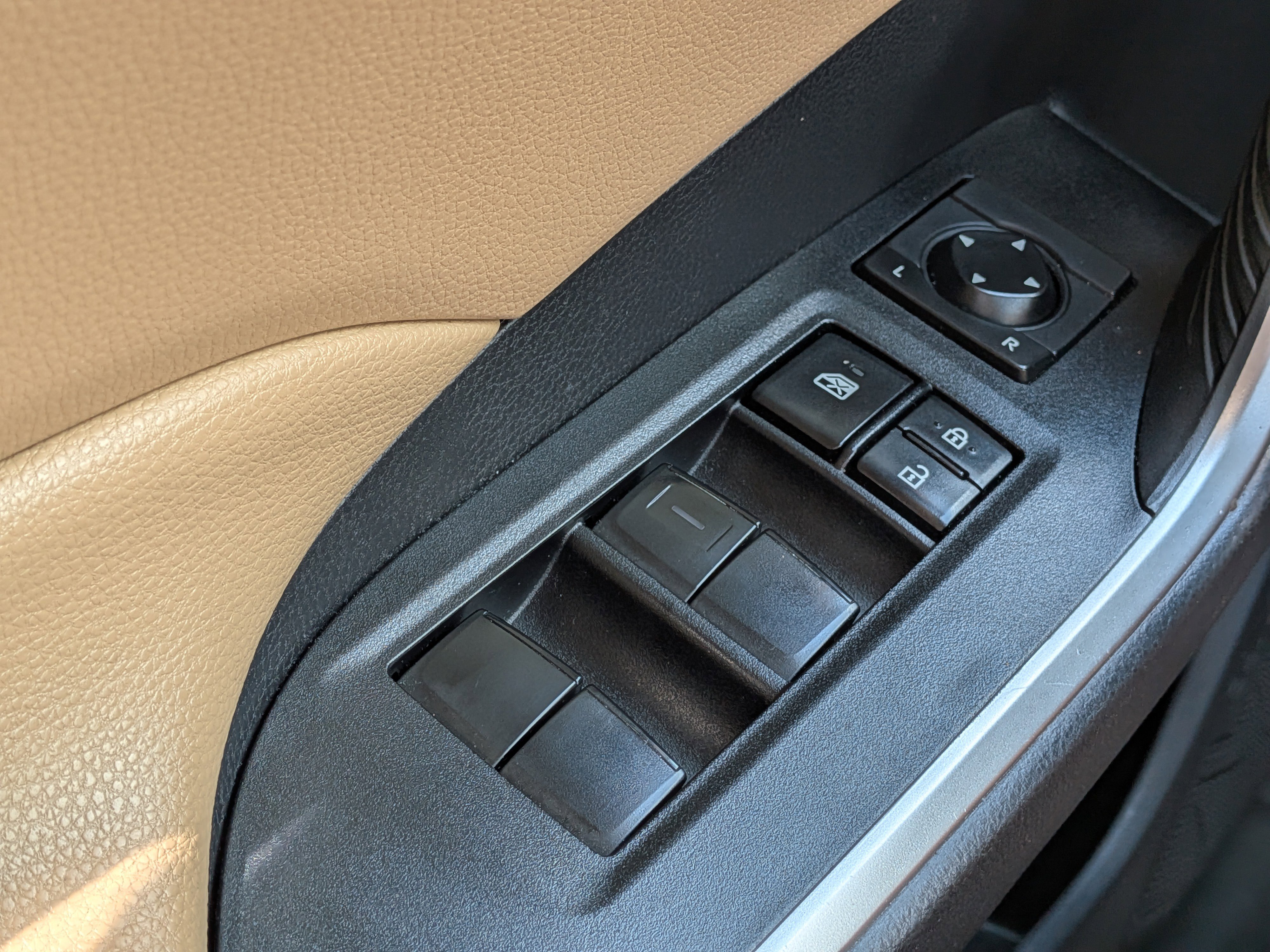 Used 2019 Toyota RAV4 LE image 21