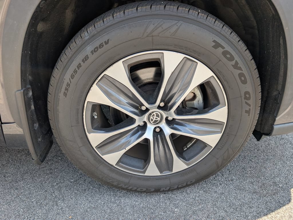 Used 2021 Toyota Highlander XLE AWD/4WD image 12