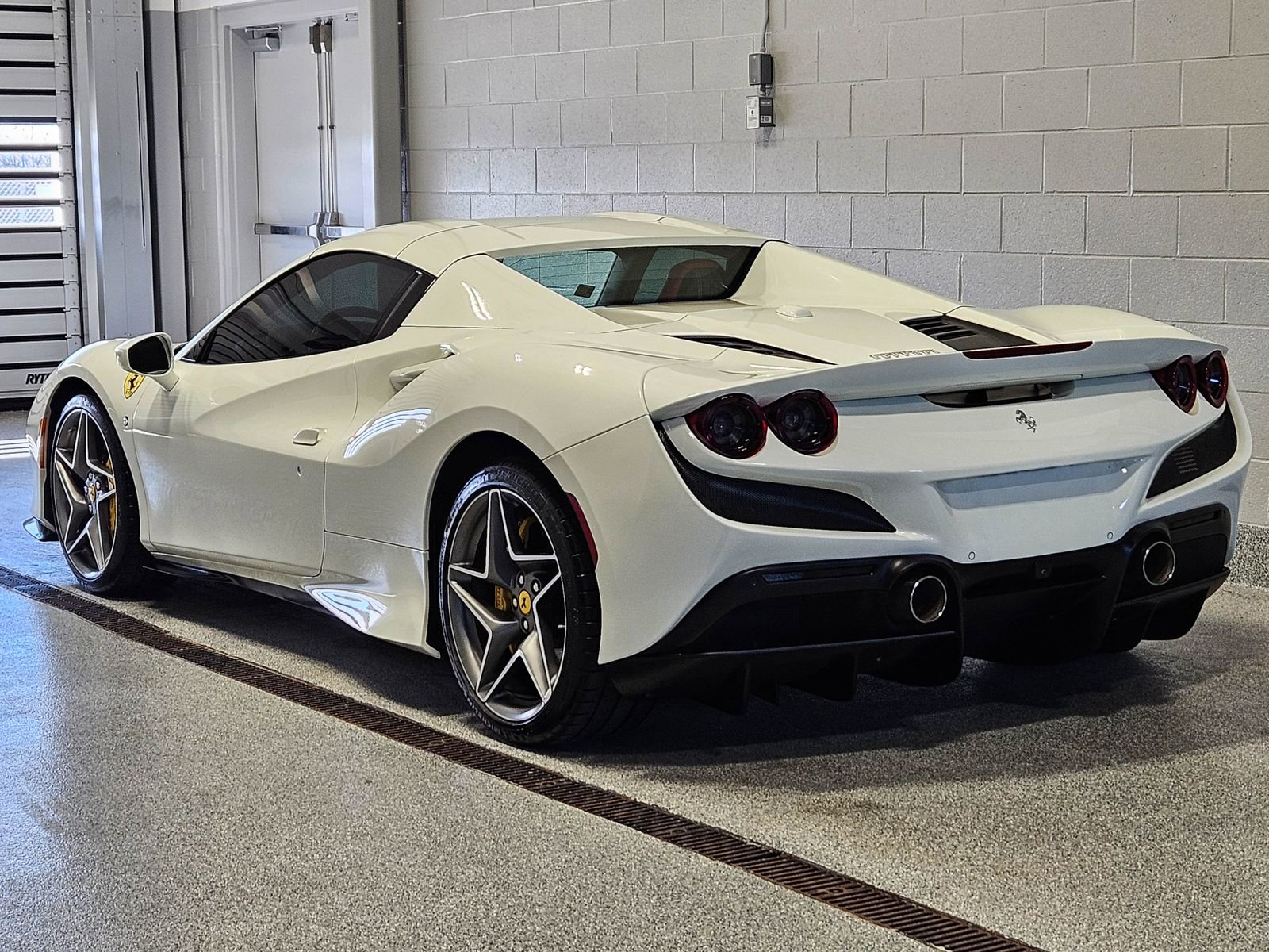 Used 2021 Ferrari F8 Tributo RWD image 8