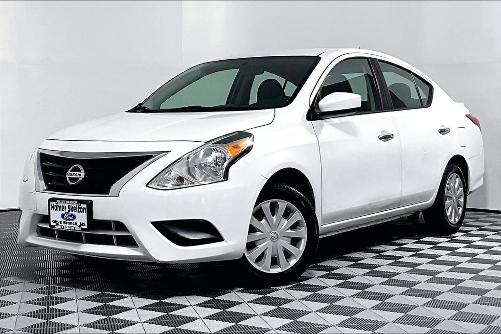 Used 2019 Nissan Versa SV FWD image 2