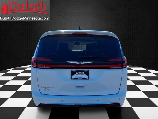 Used 2024 Chrysler Pacifica Touring-L FWD image 4