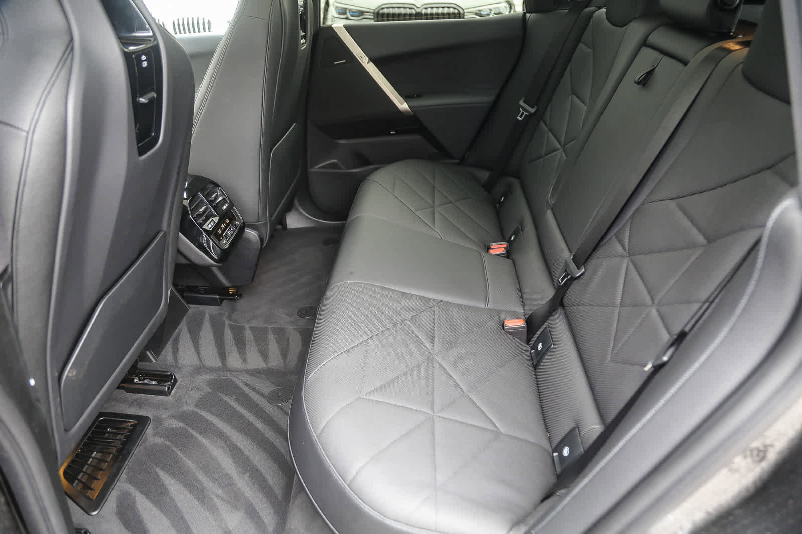 Used 2025 BMW iX xDrive50 w/ Premium Package image 14