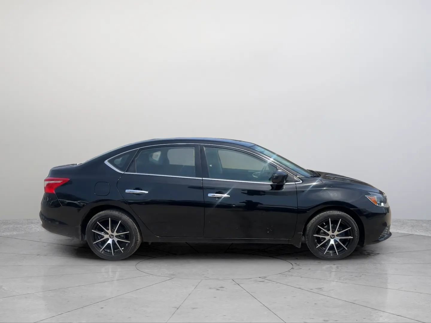 Used 2017 Nissan Sentra SV image 4