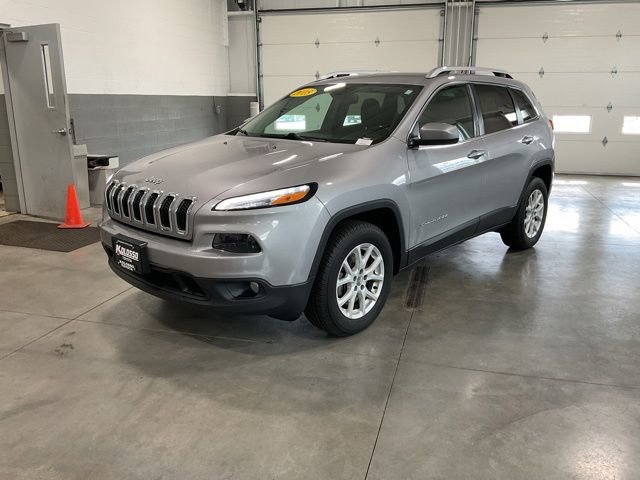Used 2018 Jeep Cherokee Latitude w/ Cold Weather Group AWD/4WD image 3