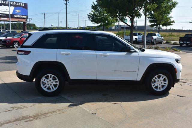Used 2023 Jeep Grand Cherokee Laredo w/ Luxury Tech Group I RWD image 4