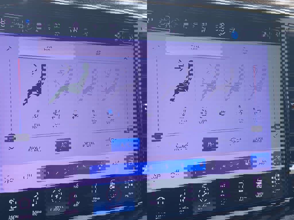 Used 2023 Chrysler Pacifica Limited w/ Uconnect Theater Family Group image 19