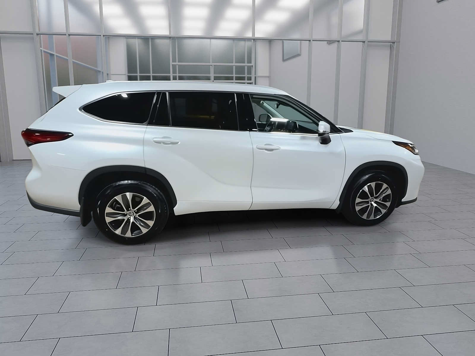 Used 2022 Toyota Highlander XLE AWD/4WD image 9